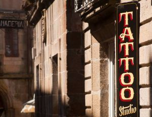 Pourquoi certaines encres de tatouage sont-elles interdites ? / iStock.com - Mercedes Rancaño Otero