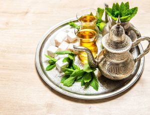 Préparer du thé marocain / iStock.com-LiliGraphie