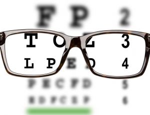 Presbytie : ces lunettes intelligentes effectuent la mise au point pour vous ! / iStock.com / Choness