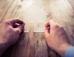 Prêt immobilier : doit-on domicilier ses revenus dans la banque prêteuse ?/iStock.com-Warchi