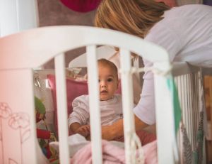 Quand passer du lit à barreaux au lit enfant ? / iStock.com - fotostorm