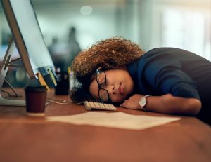 Quand s'endormir est un danger : le trouble de la narcolepsie / iStock.com - Peopleimages