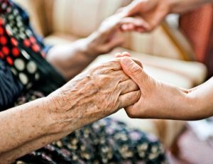 Que faire pour briser la solitude des personnes âgées ? / iStock.com - guvendemir