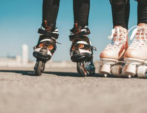 Quelle est la différence entre des patins à roulettes et des rollers ? / iStock.com - golero