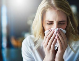 Quelles astuces pour soigner un rhume sans médicament ? / iStock.com - PeopleImages