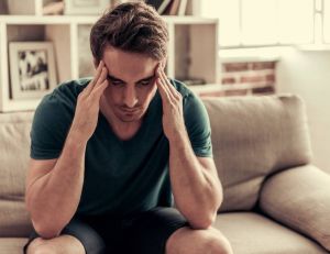 Quelles sont les différences entre une migraine et un mal de tête ? / iStock.com - GeorgeRudy