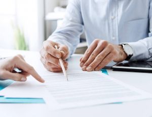 Quels documents emporter lors d’un entretien d’embauche ?/iStock.com-demaerre