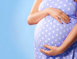 Remontées acides et reflux gastriques pendant la grossesse : comment les apaiser ? / iStock.com - Mariyal