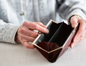 Le gel des pensions suppose-t-il la baisse du pouvoir d'achat ? - iStockPhoto