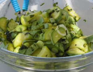 Préparer une salade de courgettes à la menthe
