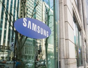 Samsung lance son premier smartphone pliable : le z flip / Istock.com - georgeclerk