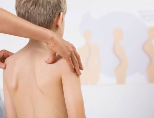 Santé de l'enfant : prévenir la myopie et la scoliose / iStock.com - KatarzynaBialasiewicz