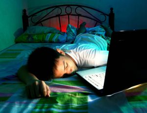 Santé des ados : les écrans nuisent gravement à leur sommeil / iStock.com - Junpinzon