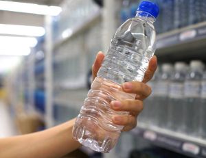 Santé : eau du robinet ou eau en bouteille, laquelle choisir ? / iStock.com - tylim