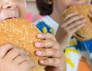 Santé : le nombre d'enfants obèses en nette augmentation / iStock.com - Energyy