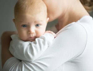 Santé : les câlins amélioreraient l'ADN des bébés stressés / iStock.com - Fizkes