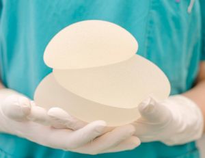Santé : les implants mammaires texturés toujours dangereux ? / iStock.com - BranislavP