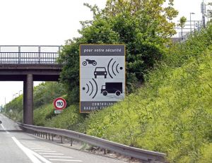 Sécurité routière : les radars flashent à tout va / iStock.com-neko92vl