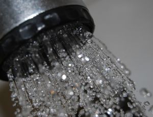 Hygiène : faut-il mieux se laver exclusivement à l'eau claire ?