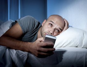De nombreux effets néfastes pour la santé émanent de l'utilisation du smartphone au lit