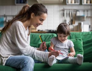 Smartsitting : babysitting nouvelle génération / Istock.com - fizkes