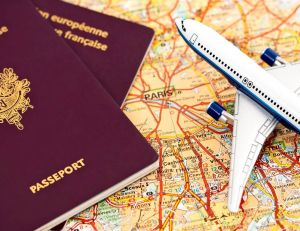 Sur le darknet, un faux passeport français coûte 1 500 à 3 000 euros / iStock.com / Infografick