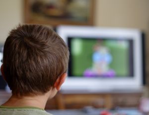 Surveiller un enfant qui regarde la télévision