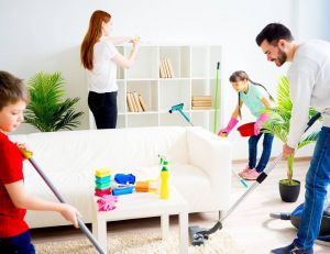 Tâches ménagères : comment faire participer vos enfants ? / iStock.com-ElenaNichizhenova