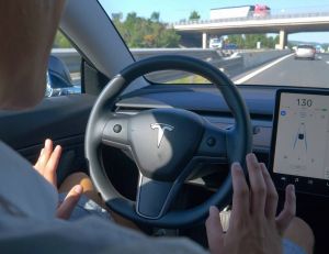 Tesla : fin de la navigation GPS gratuite en illimité / iStock.com - helivideo