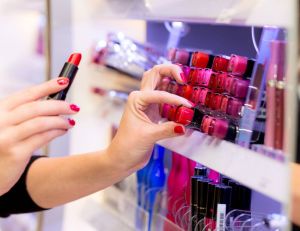 Testeurs de cosmétiques en magasins : comment bien les utiliser ? / iStock.com-zoranm