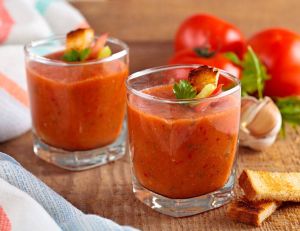Tomate, lait de coco, pistou... des recettes de soupes froides, pour un repas rafraîchissant ! / iStock.com - Vitalina