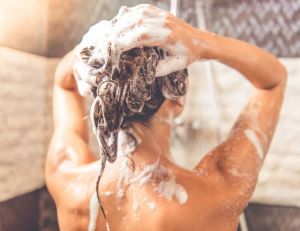 Tout savoir sur les shampoings et les après-shampoings / iStock.com - vadimguzhva