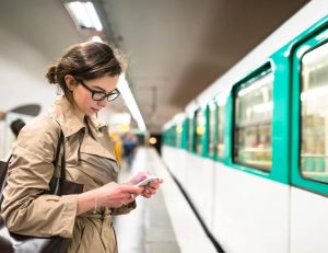 Transport : le ticket de métro et la carte Navigo arrivent sur mobile en Ile-de-France / iStock.com - franckreporter