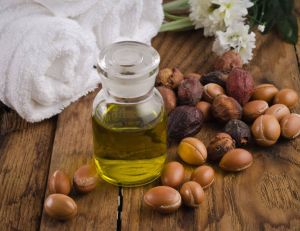Un cosmétique naturel et complément alimentaire : l'huile d'argan / iStock.com - luisapuccini