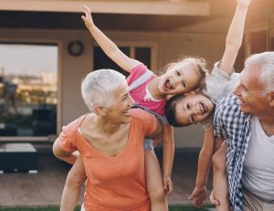 Vacances chez les grands-parents : comment gérer leur retour ? / iStock.com - skynesher