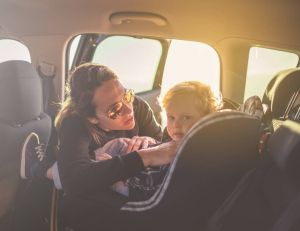 Vacances : comment occuper les enfants en voiture ? / iStock.com - MilosStankovic