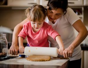 Vacances : le bon moment pour apprendre la cuisine à vos enfants ! / iStock.com - Martinan