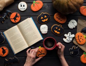 Vendredi lecture : des idées de livres pour Halloween / iStock.com - LightFieldStudios