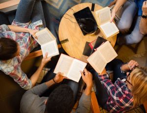 Vendredi lecture : les clubs de lecture sont encore tendance au 21ème siècle / iStock.com - EmirMemedovski
