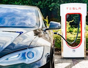 Voiture électrique : la nouvelle Tesla prévue pour le marché européen / Istock.com- Sjo