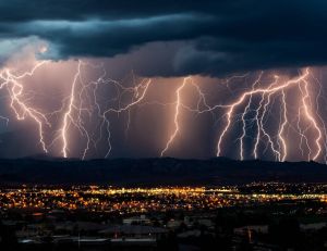 Vrai-Faux : les idées reçues sur les orages / iStock.com - jerbarber