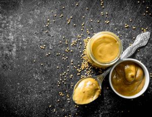 Wasabi, graines séchées et raifort : comment remplacer la moutarde ? / iStock.com - Olesia Shadrina