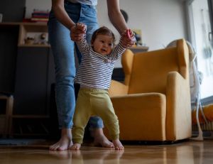 Zoom : quand bébé fait ses premiers pas / Istock.com - freemixer