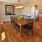 Comment réaliser un entretien de ses meubles de salle à manger en bois ? / iStock.com - James Brey