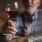 Comment tenir son verre de vin correctement ? / Istock.com - skynesher