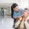 Hébergement des personnes âgées : choisir une famille d'accueil ou une colocation