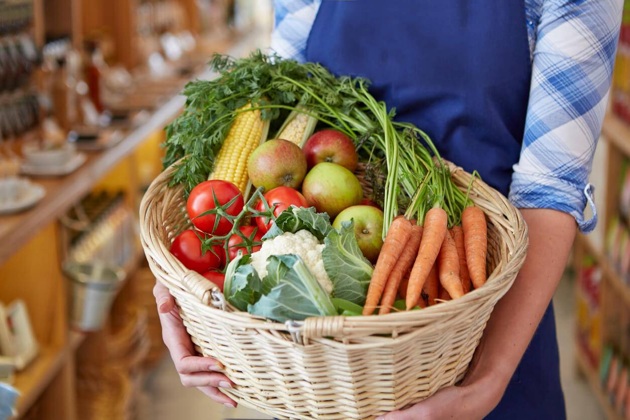 Производителей свежих овощей. Корзина с овощами. Овощи и фрукты. Корзинка с овощами и фруктами. Корзина с продуктами.