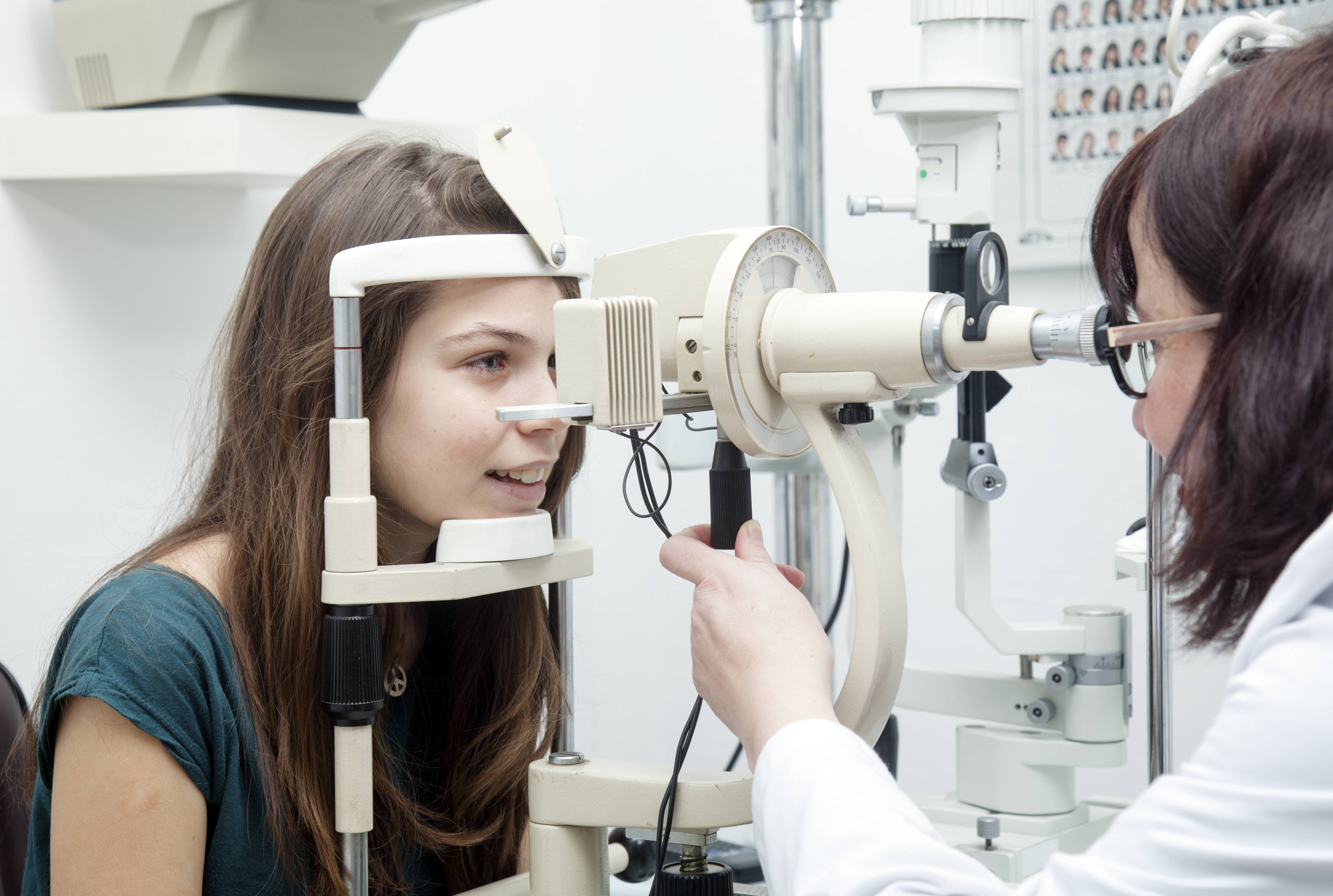 Заболевание близорукости. Миопия это в офтальмологии. Аппарат для коррекции близорукости. Исследование зрения у детей. Миопия исследования.