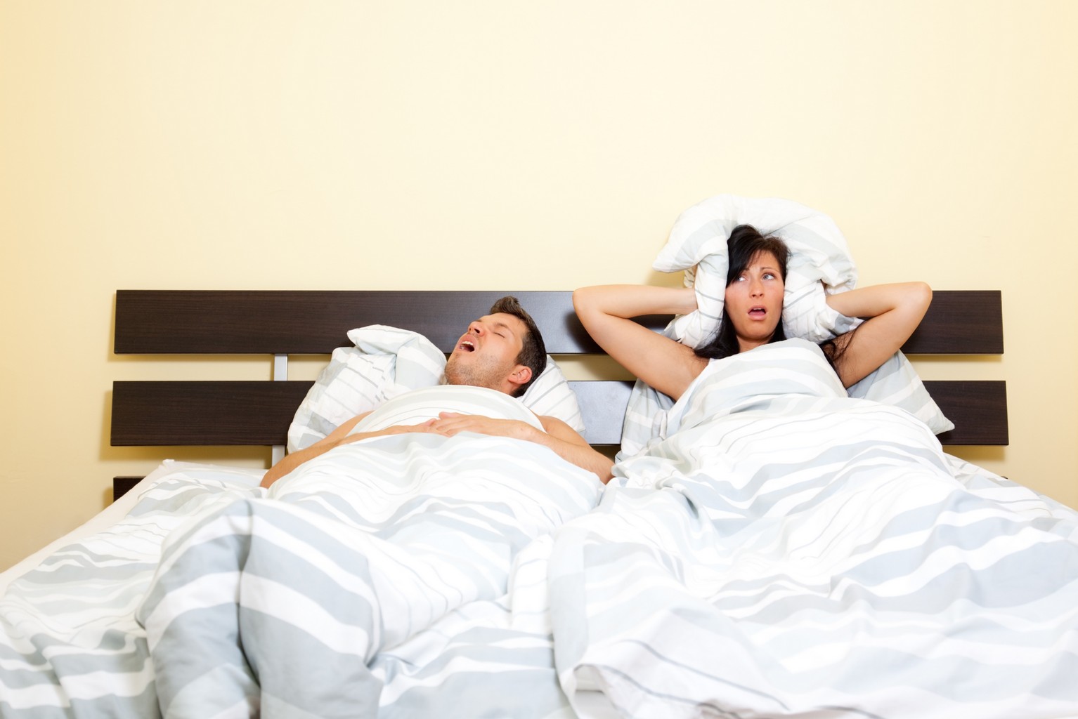 Мужья спят с бывшими женами. Сон супругов. Сон в разных кроватях. Сон супругов в разных кроватях. Раздельный сон.